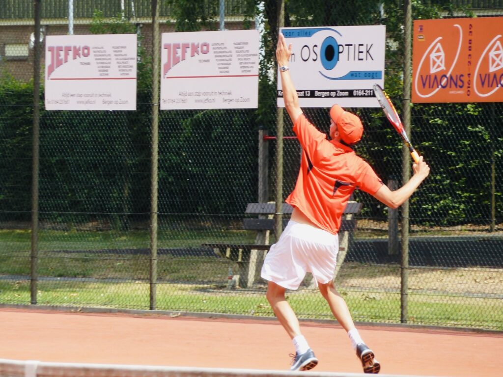 Geert tennisleraar service 